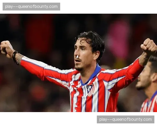 特写镜头：马竞主帅西蒙尼在球队领先后，持续向球员做出“收缩防守”手势